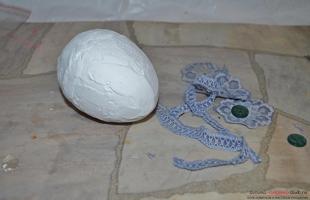 Пасхальный мастер-класс покажет как сделать декор яиц с помощью кружева и пуговиц.. Фото №6
